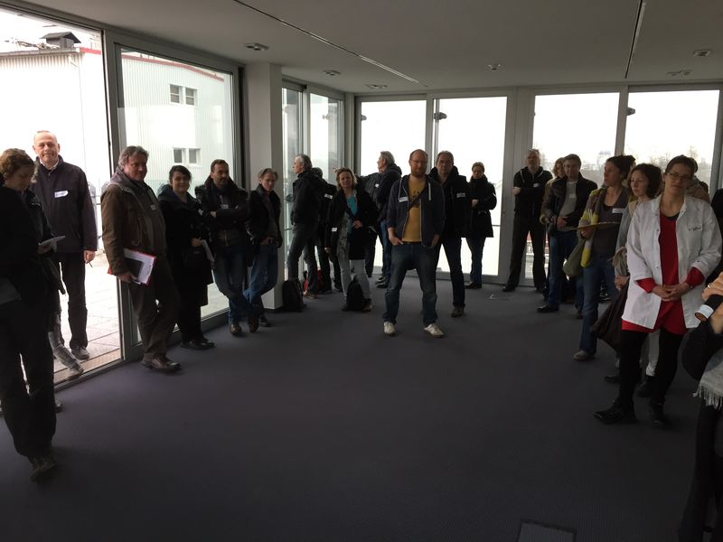 Viele Besucher bei einem Rundgang im verglasten Eckraum