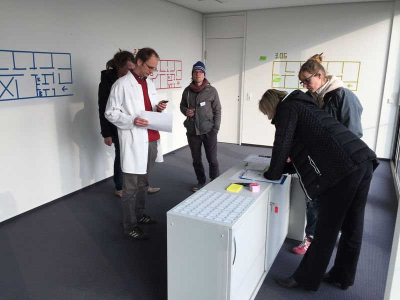 Besucher vor Grundrissplänen bei einem Rundgang