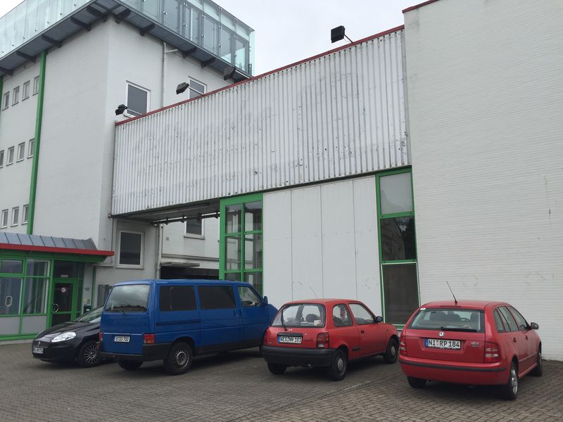 Das Wurst Case von der Hofseite mit grünen Fensterrahmen